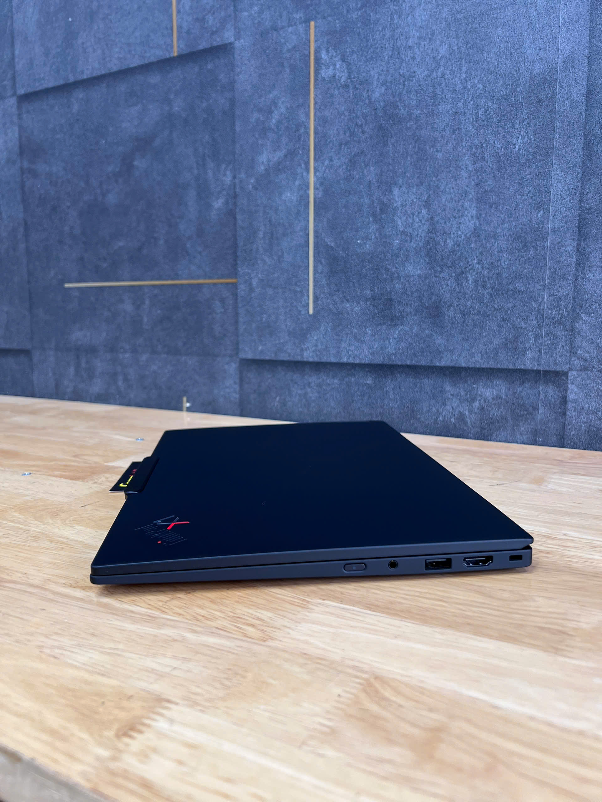 Lenovo ThinkPad X1 Carbon Gen 13 2025 Core Ultra 7 265U RAM 32GB SSD 1TB 14" FHD Touch  - Máy Likenew - ảnh 4